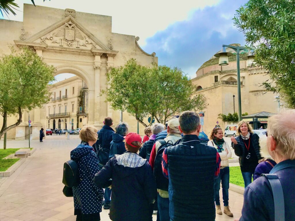 Stadsporten i Lecce med Maria och guiden